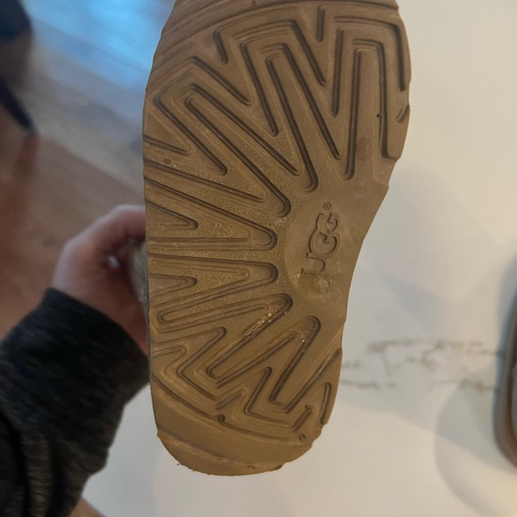 Used uggs - Picture 7 of 8